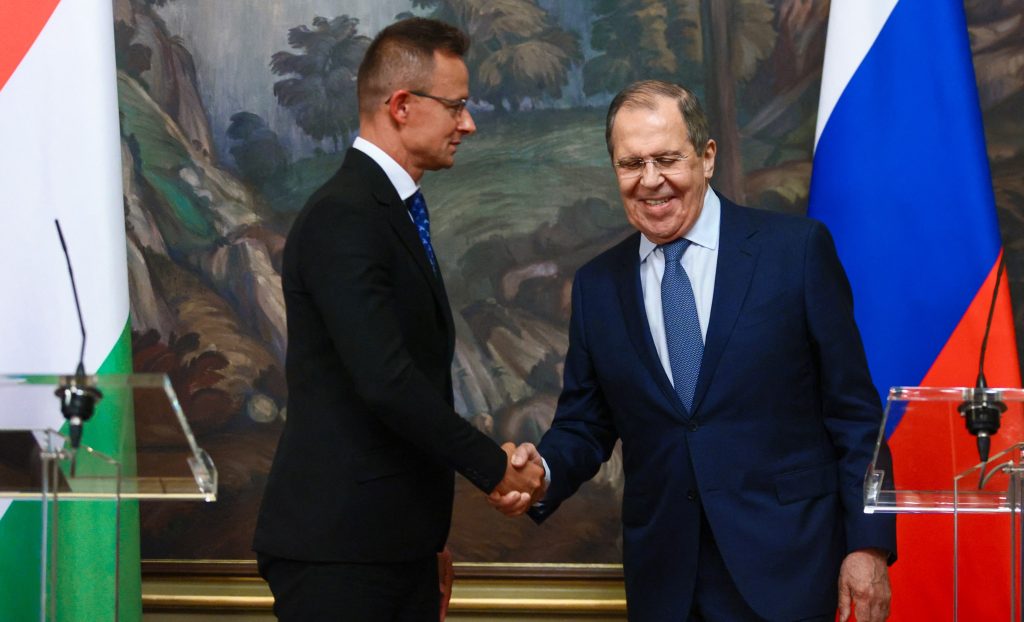 Észt színészek játszották újra Szijjártó és Lavrov telefonbeszélgetését