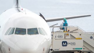 Az MV Hondius brit utasa felszáll az Egyesült Királyság kormányzati gépére.