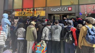 A New York-i Swatch-üzlet előtt felgyűlt tömeg.