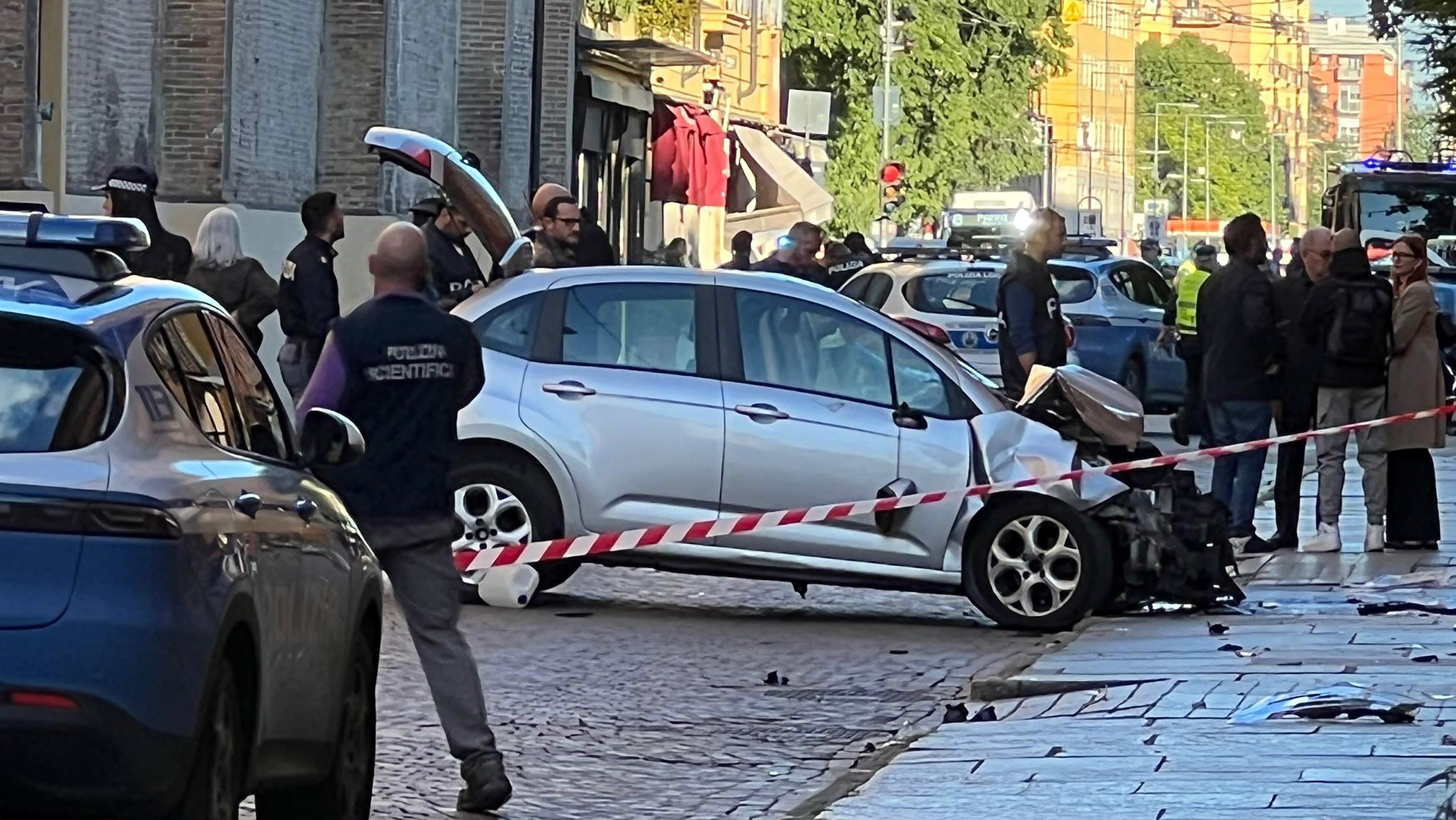 Olaszországban gyalogosok közé hajtott egy férfi.