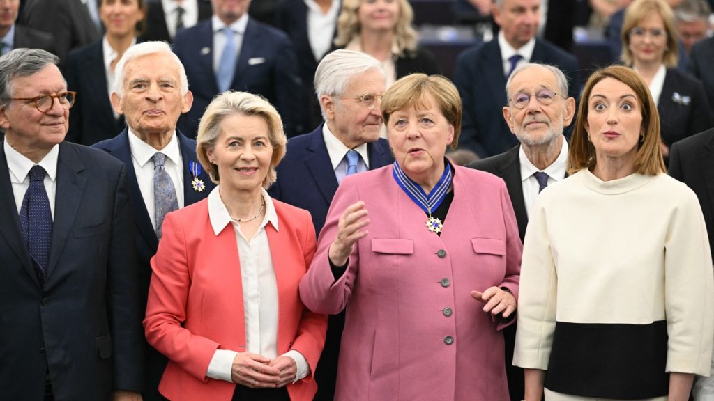Merkel, Walesa és Zelenszkij kapták az Európai Érdemrendet