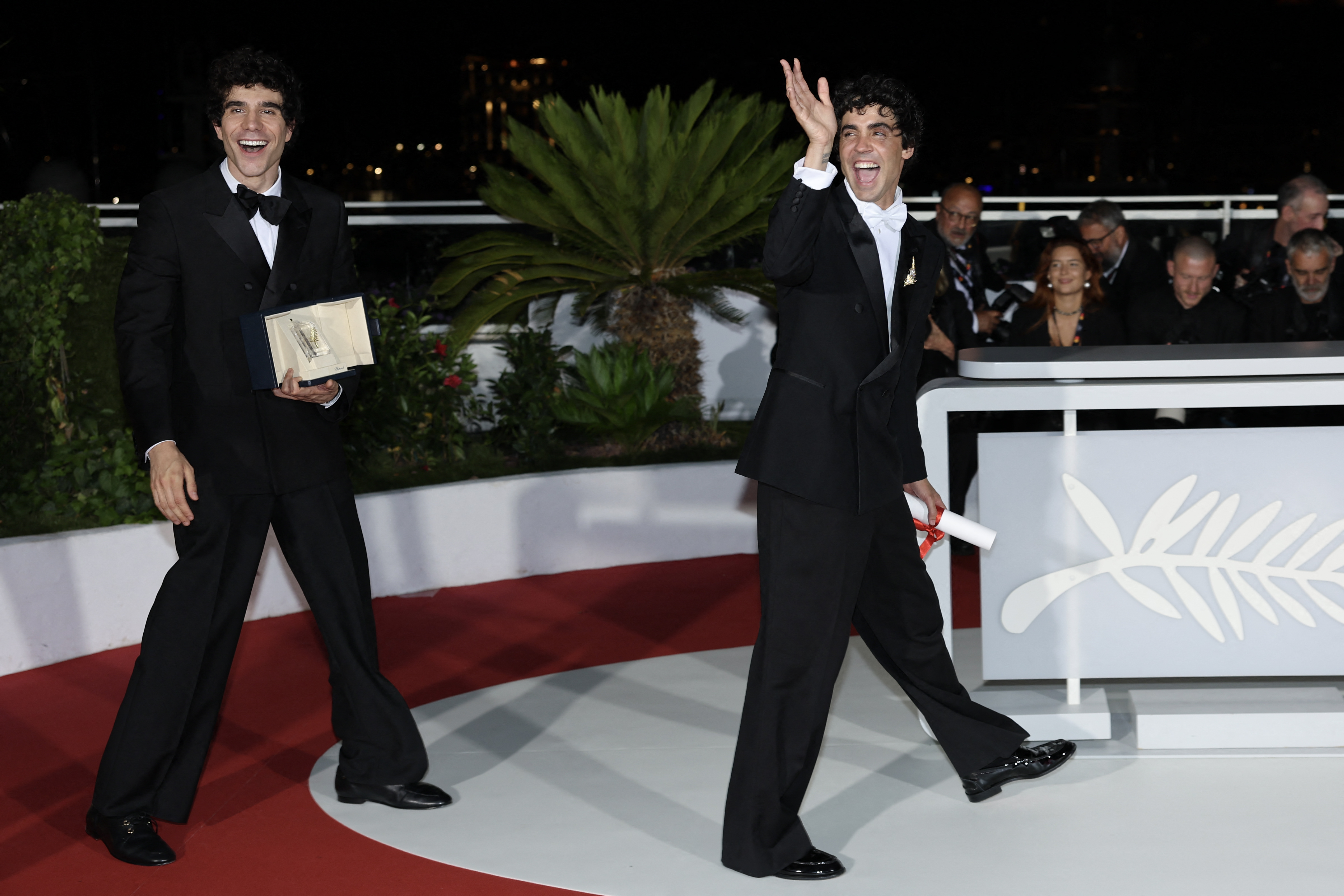 Javier Calvo és Javier Ambrossi a La Bola Negra című filmükért kapott díjjal Cannes-ban.