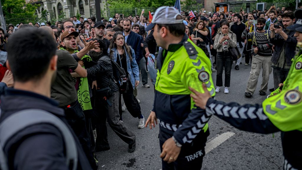 Rendőrök rohamozták meg a diákok által elfoglalt isztambuli egyetemet