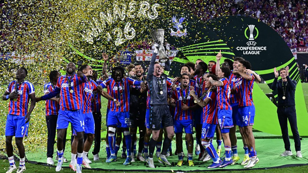 A győztes Crystal Palace FC játékosai magasba emelték a trófeát.