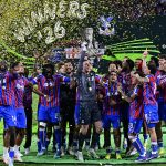 A győztes Crystal Palace FC játékosai magasba emelték a trófeát.