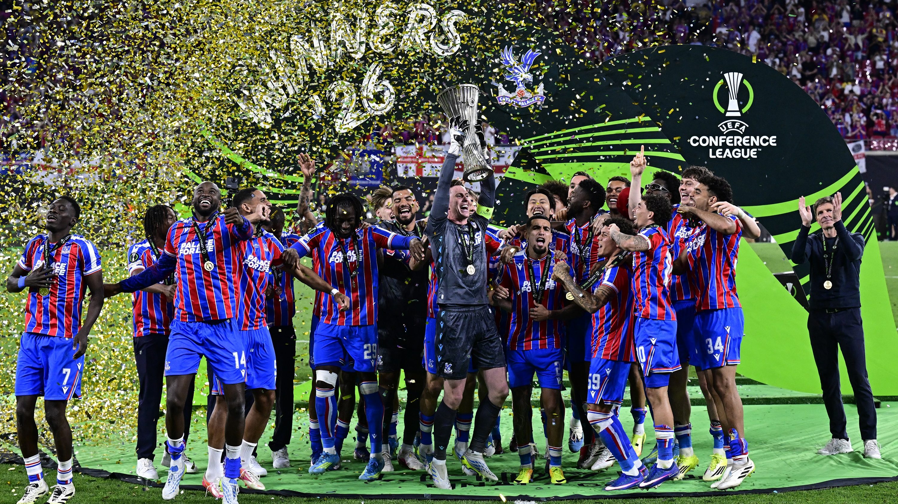 A győztes Crystal Palace FC játékosai magasba emelték a trófeát.