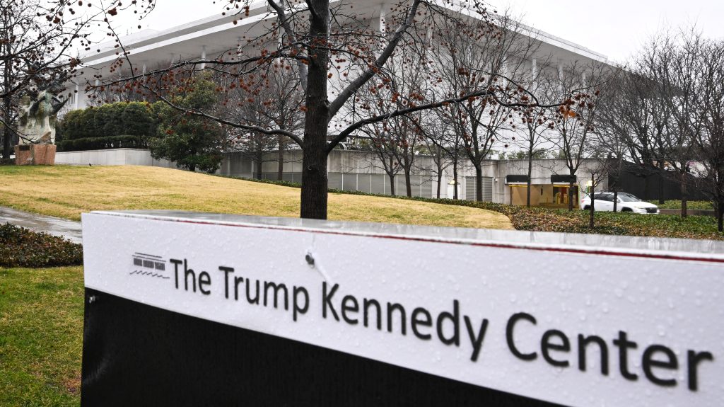 Leszedetnék Trump nevét a Kennedy-központról