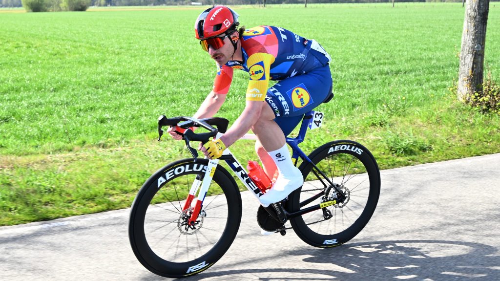 Feltankolt egy kis jégkrémből a Giro d’Italia bringása verseny közben