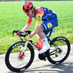 Simone Consonni verseny közben.