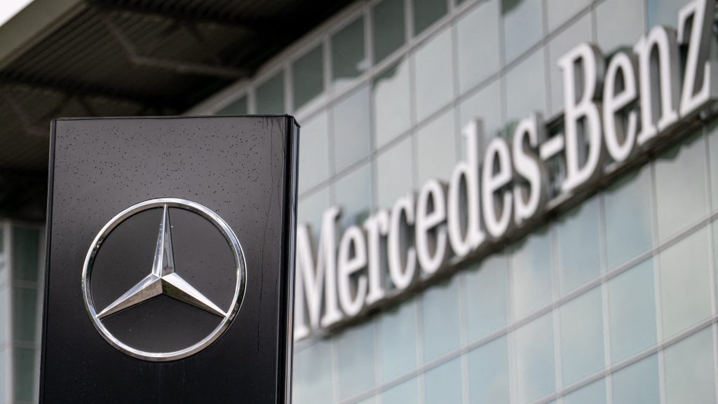 A Mercedes-Benz fontolgatja a belépést a védelmi piacra