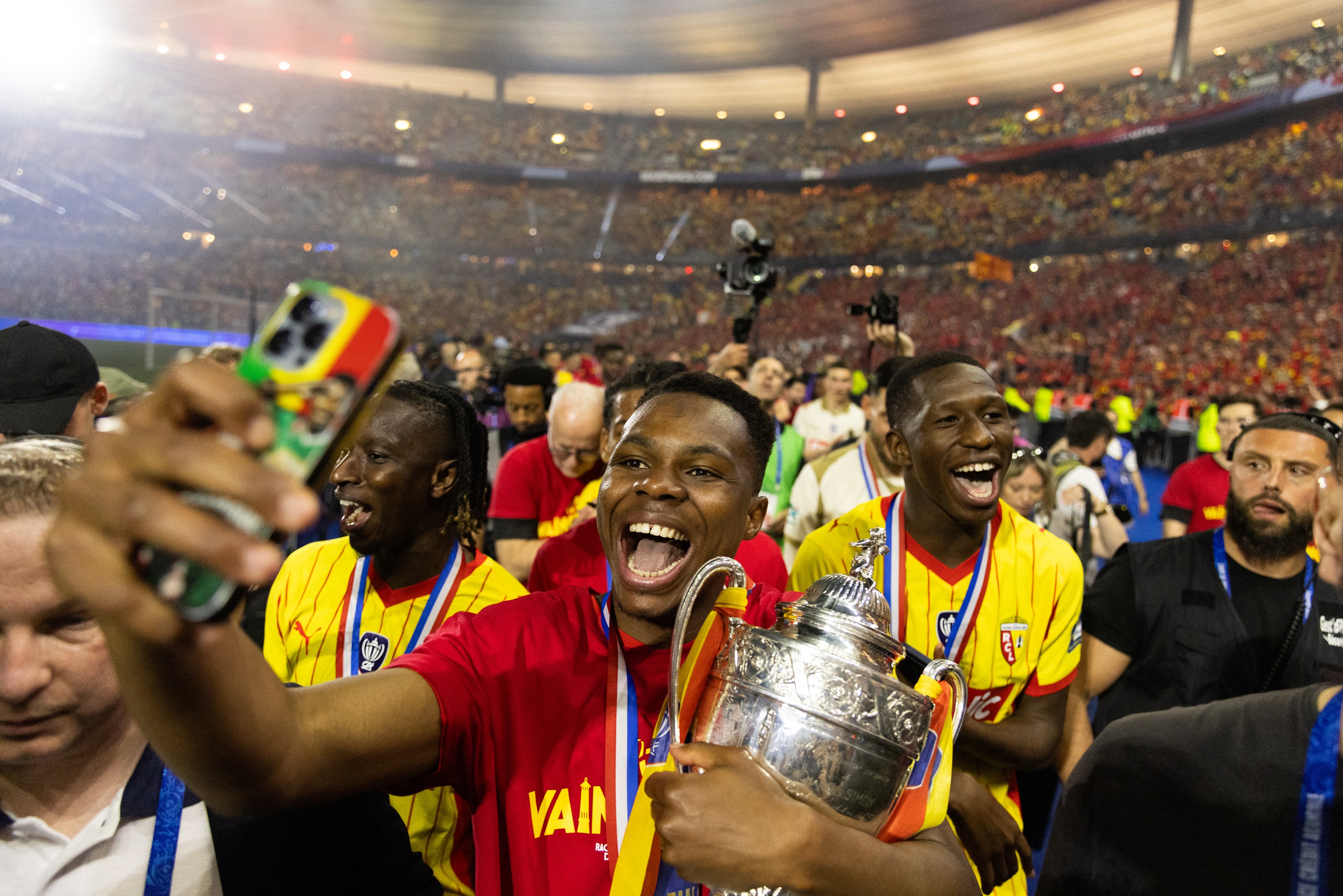Mamadou Sangare és a szurkolók ünneplik a kupagyőzelmet.