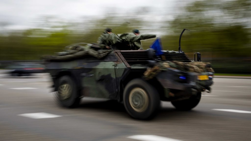 Fokozott óvatosságra intik a közlekedőket: 240 harcjárműből álló katonai menetoszlopok lépnek be az országba