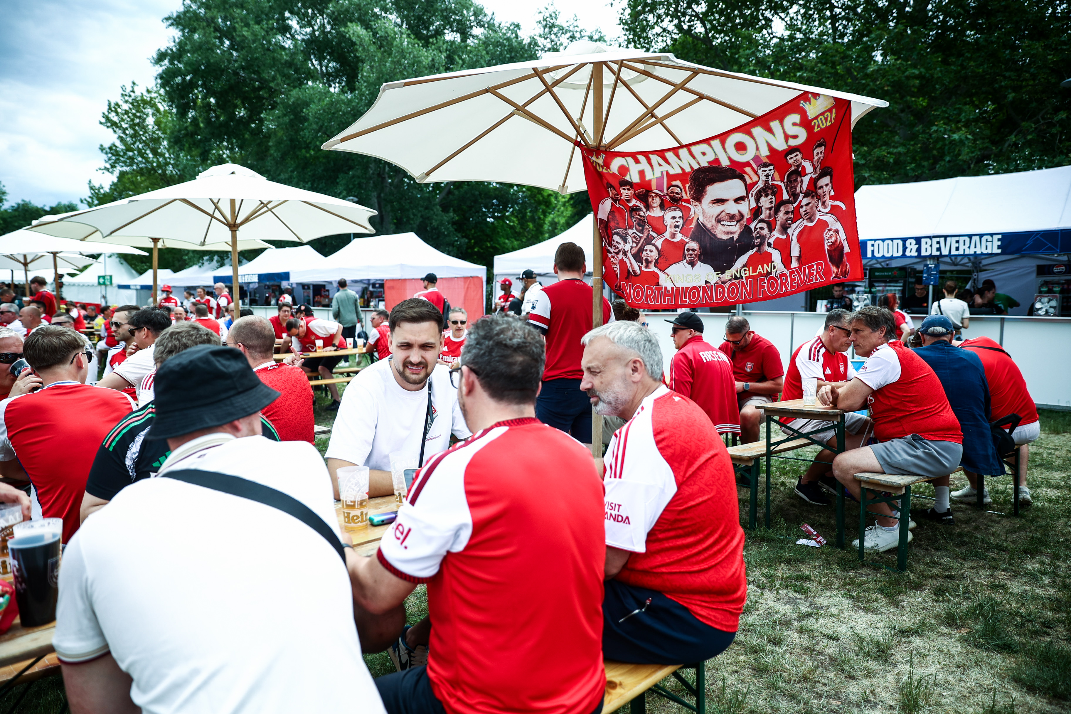 Az Arsenal-drukkereknek a Városligetben a Napozóréten alakítottak ki szurkolói zónát.