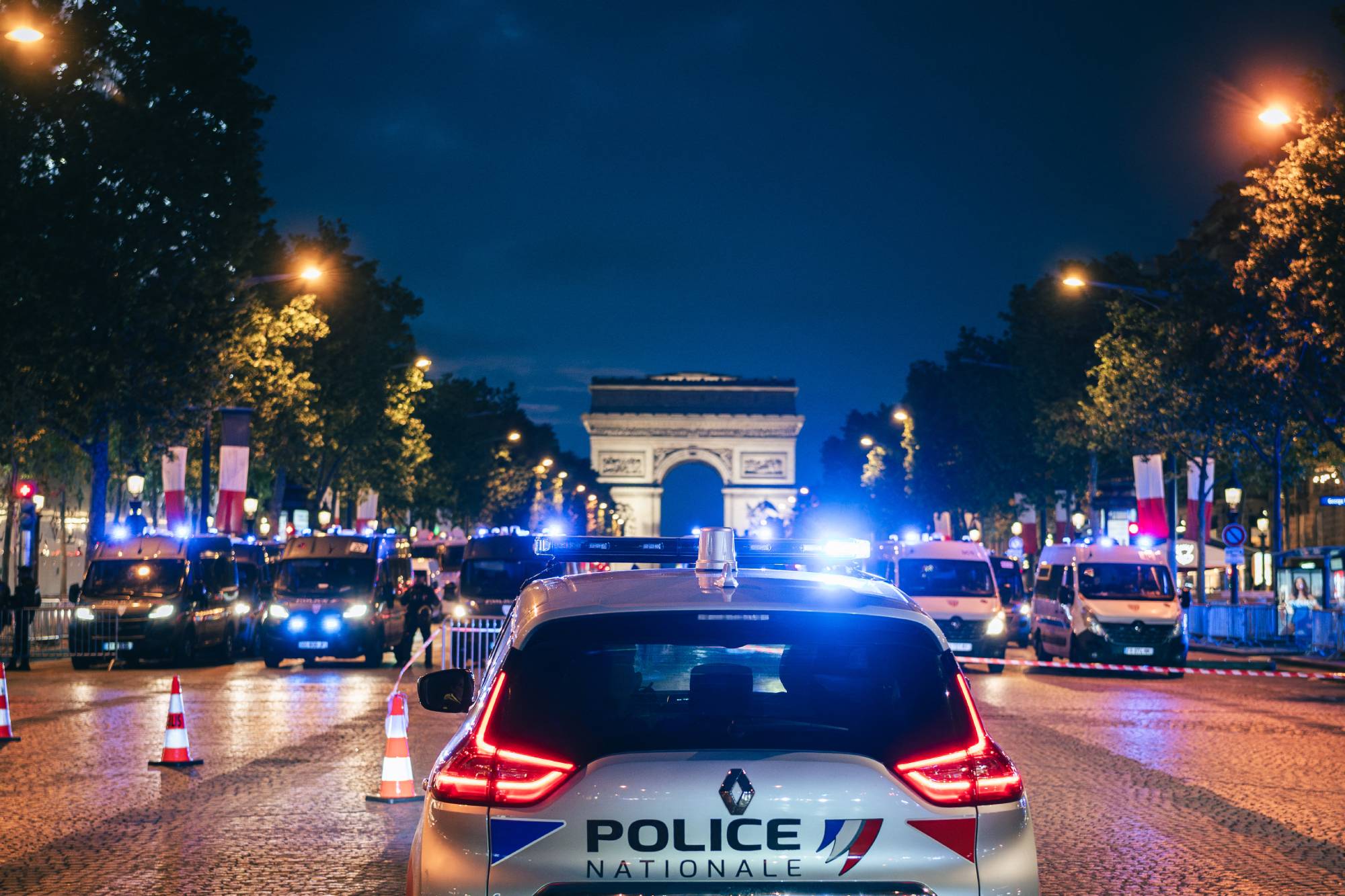 Police vans blocking the Champs Elysees as part of security measures ahead of the Champions League semifinal between PSG and Bayern a police car in the foreground in Paris, France, on May 6, 2026. Fourgons de police en travers de l avenue des Champs Elysees en dispositif de securite en marge de la demi finale de la ligue des Champions entre le PSG et le Bayern, une voiture de police en premier plan a Paris, France le 6 mai 2026.