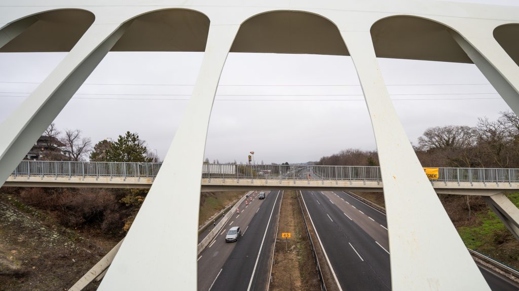 Éjszaka teljesen lezárják az M7-es autópályát a régi velencei gyalogoshíd bontása miatt