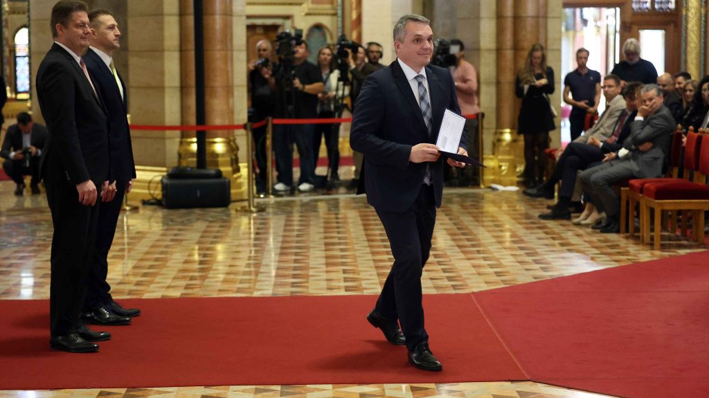 Lemondott a Nemzeti Agrárgazdasági Kamara elnöke, a parlamentben folytatja