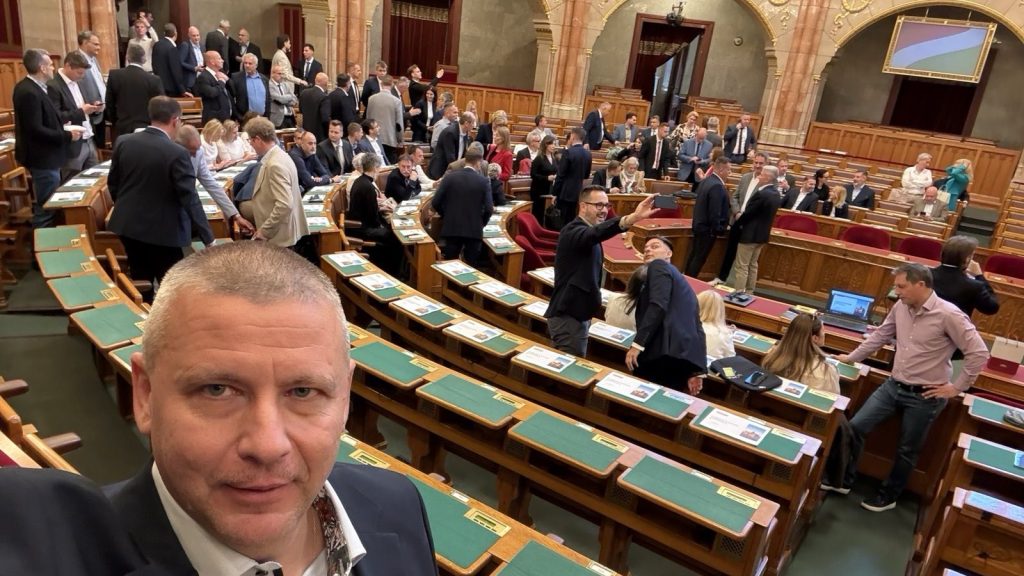 Tömeges betanulás az Országházban: bővített képzést indítanak az újonc képviselőknek
