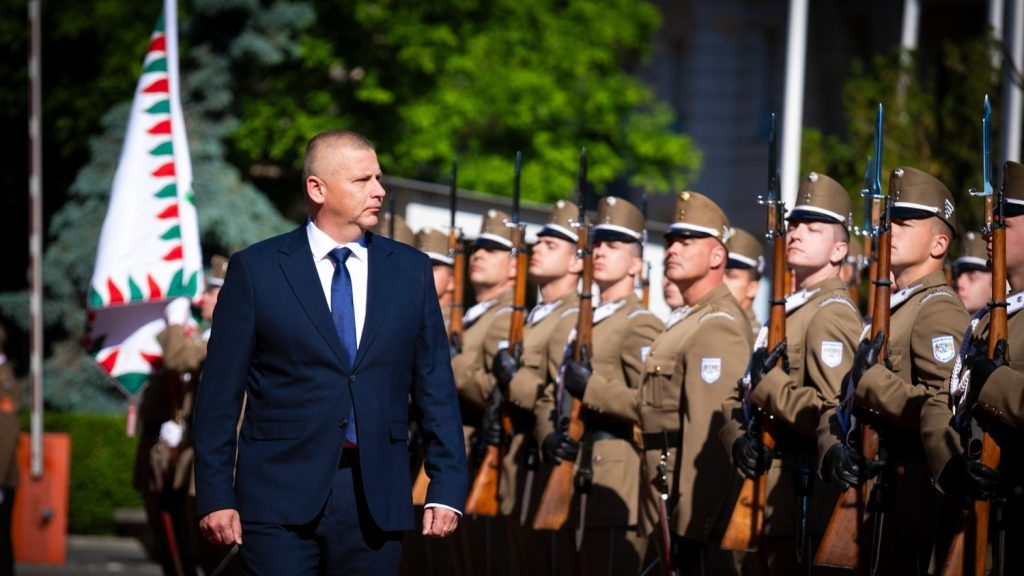 Katonai tiszteletadással fogadták Ruszin-Szendi Romuluszt a HM épületénél, Pálinkás százados is jelen volt