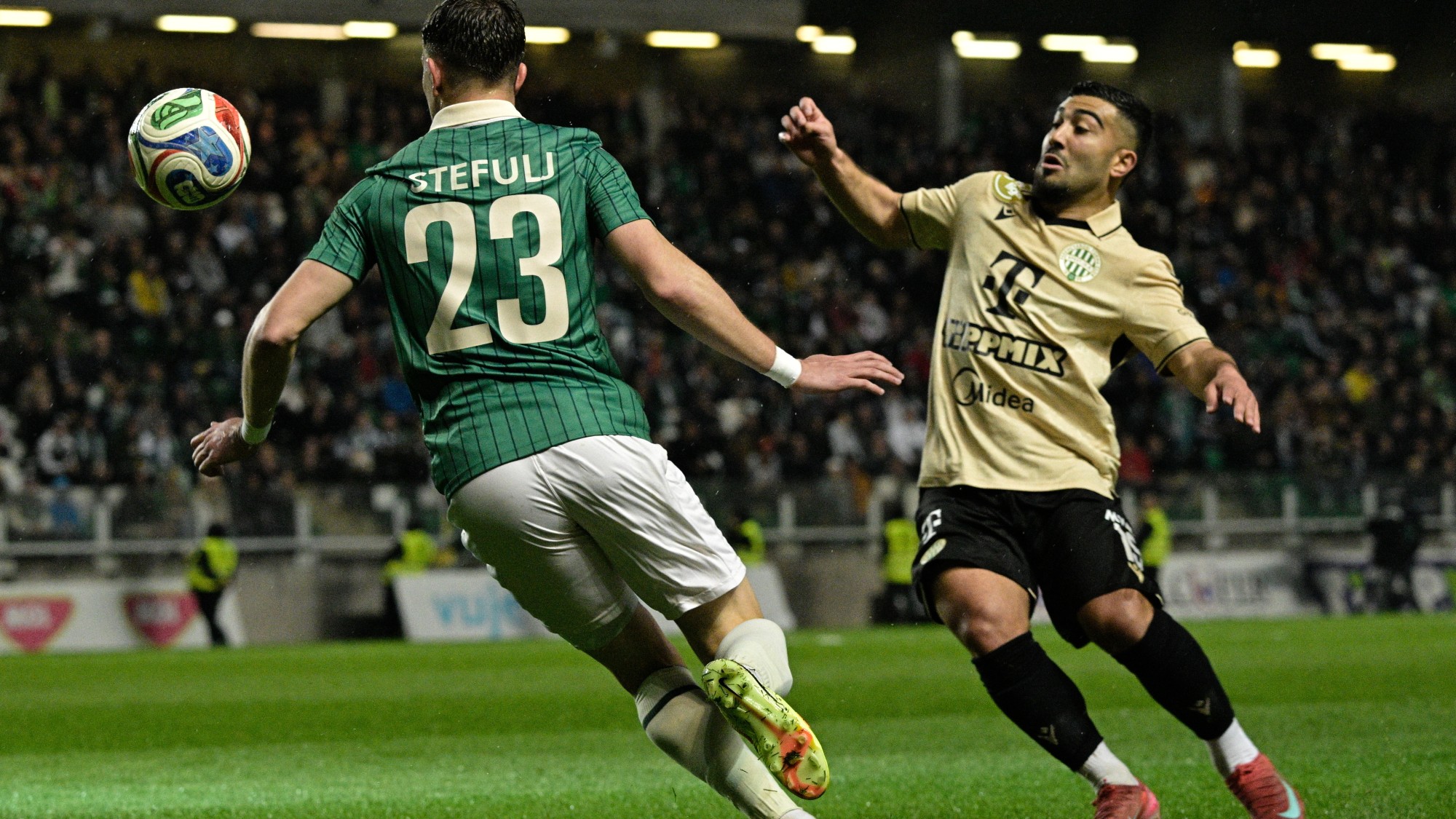 Daniel Stefulj, az ETO FC (b) és Mohammad Abu Fani, a Ferencvárosi TC játékosa a labdarúgó Fizz Liga 30. fordulójában játszott ETO FC - Ferencvárosi TC mérkőzésen.