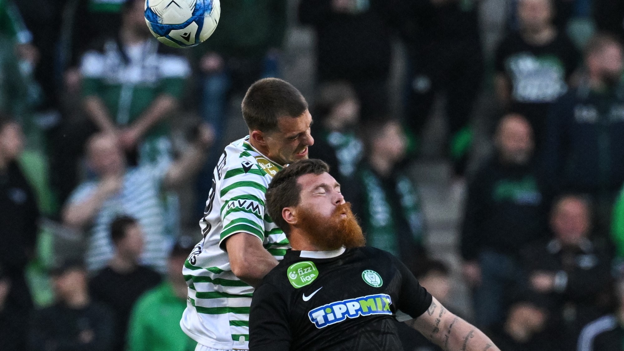 Toon Raemaekers, a Ferencváros (b) és Ádám Martin, a Paks játékosa a labdarúgó Fizz Liga 31. fordulójában játszott Ferencvárosi TC - Paksi FC mérkőzésen a Groupama Arénában.