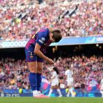 Alexia Putellas, a Barcelona játékosa meghajol a szurkolók előtt.