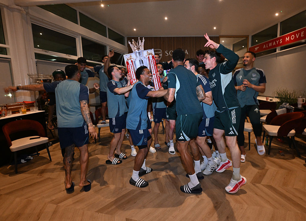 22 év után lett ismét bajnok az Arsenal, az utcákon több ezren ünnepeltek.