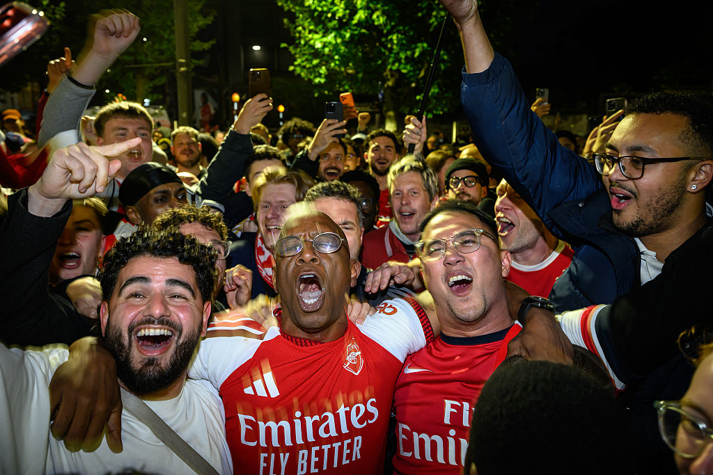 22 év után lett ismét bajnok az Arsenal, az utcákon több ezren ünnepeltek.