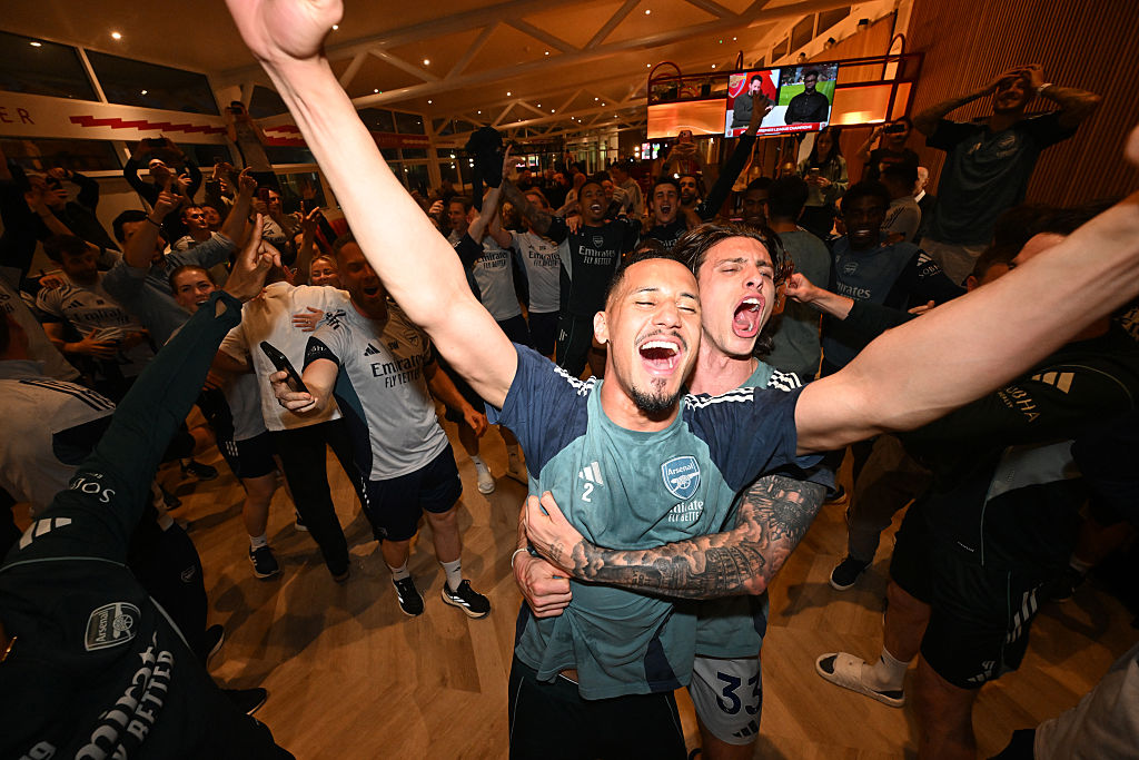 22 év után lett ismét bajnok az Arsenal, az utcákon több ezren ünnepeltek.