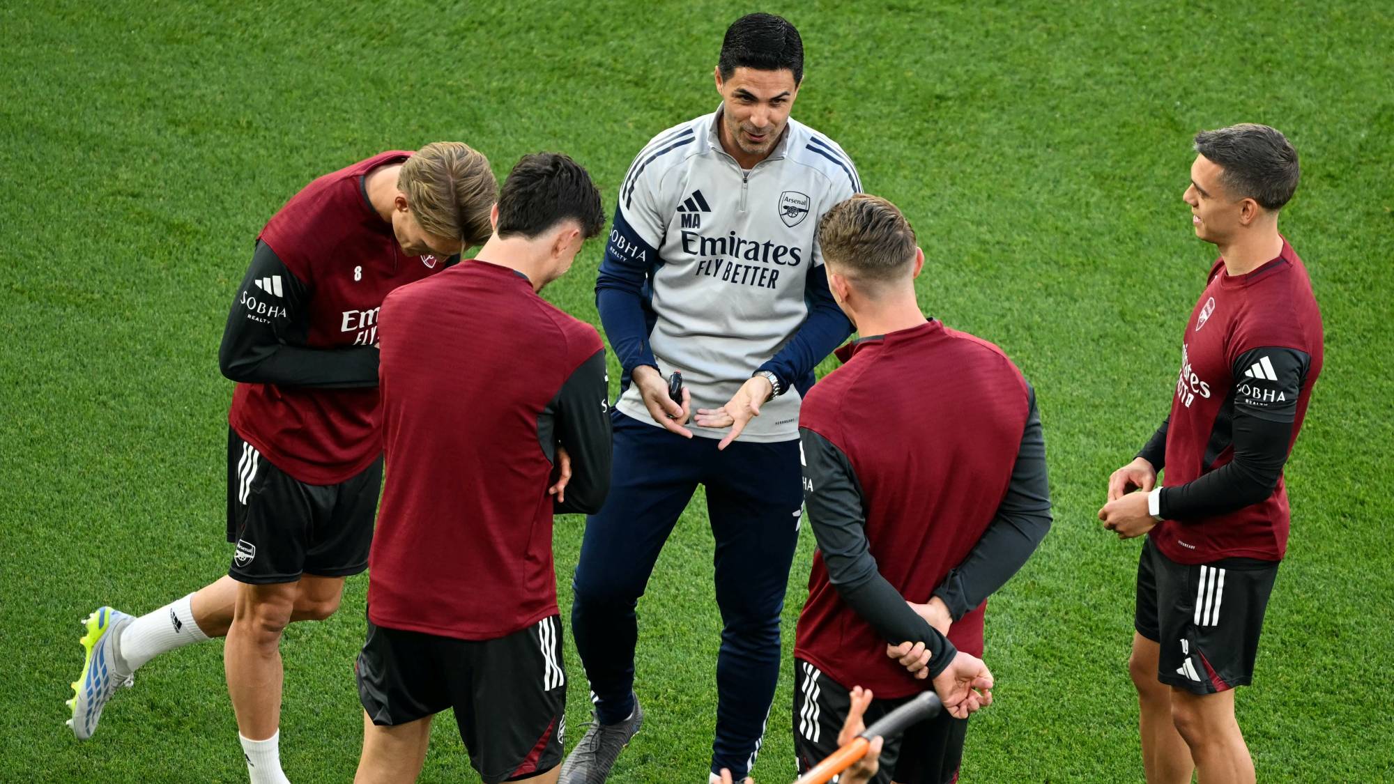Arsenal's Spanish manager Mikel Arteta (C) speaks with players during a MD-1 training session at the Puskas Arena in Budapest on May 29, 2026, on the eve of the UEFA Champions League final football match between Paris Saint-Germain (PSG) and Arsenal FC. Paris Saint-Germain (PSG) face Arsenal in the UEFA Champions League final football match on May 30, 2026 in Budapest.