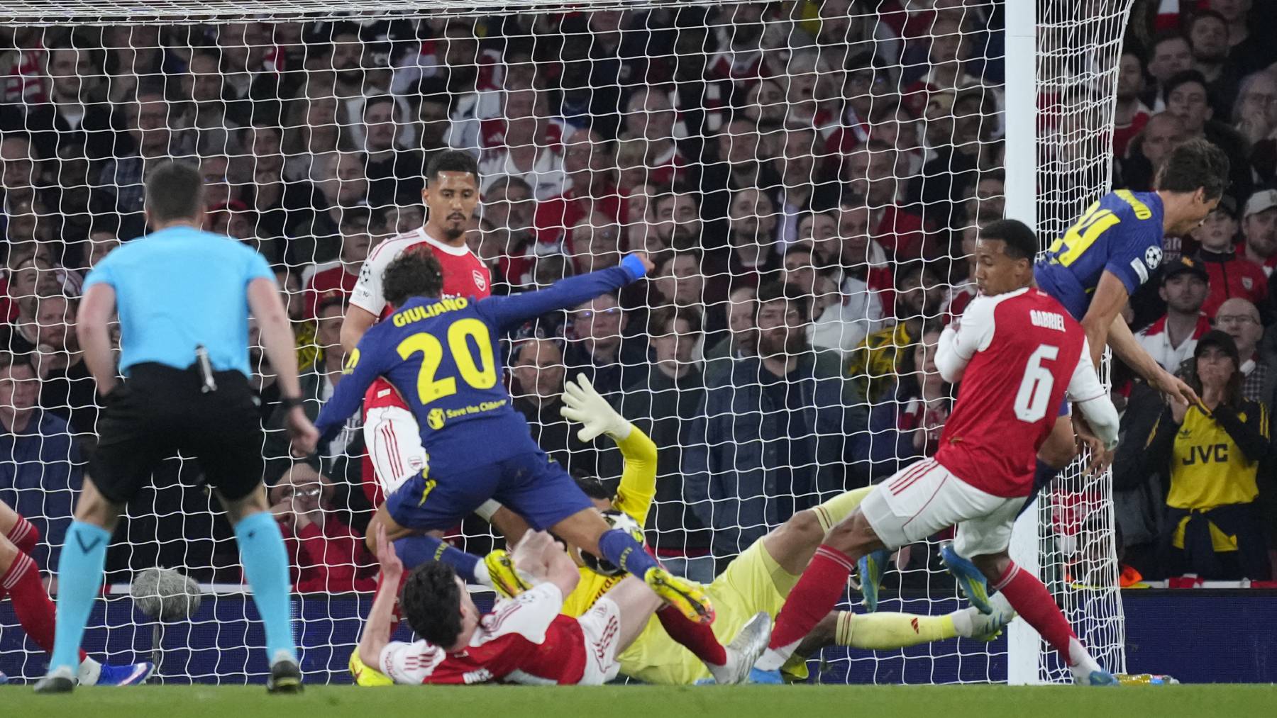 LONDON, UNITED KINGDOM - MAY 5: Giuliano Simeone centre-forward of Atletico de Madrid and Argentina and Declan Rice central midfield of Arsenal and England compete for the ball during the UEFA Champions League 2025/26 Semi Final Second Leg match between Arsenal FC and Atletico de Madrid at Arsenal Stadium on May 5, 2026 in London, United Kingdom. Jose Hernandez / Anadolu