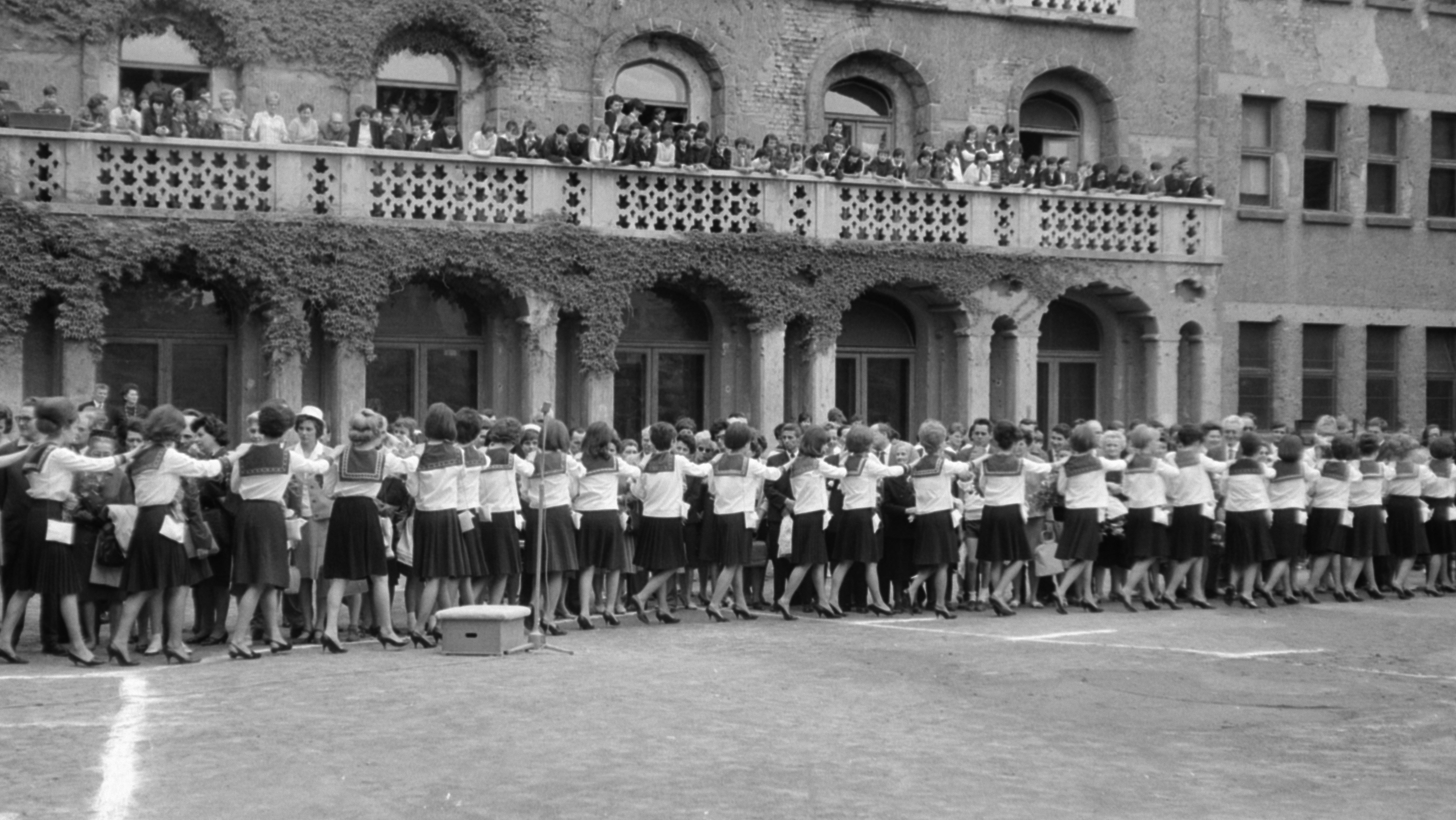 A Móricz Zsigmond Gimnázium (később Baár-Madas Református Gimnázium, Általános Iskola és Diákotthon) ballagása 1965-ben.