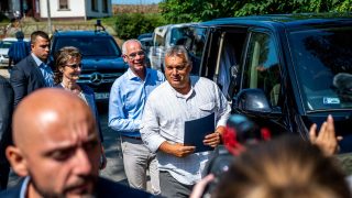 Balog Zoltán Orbán Viktor mögött a 2018-as a kötcsei pikniken.