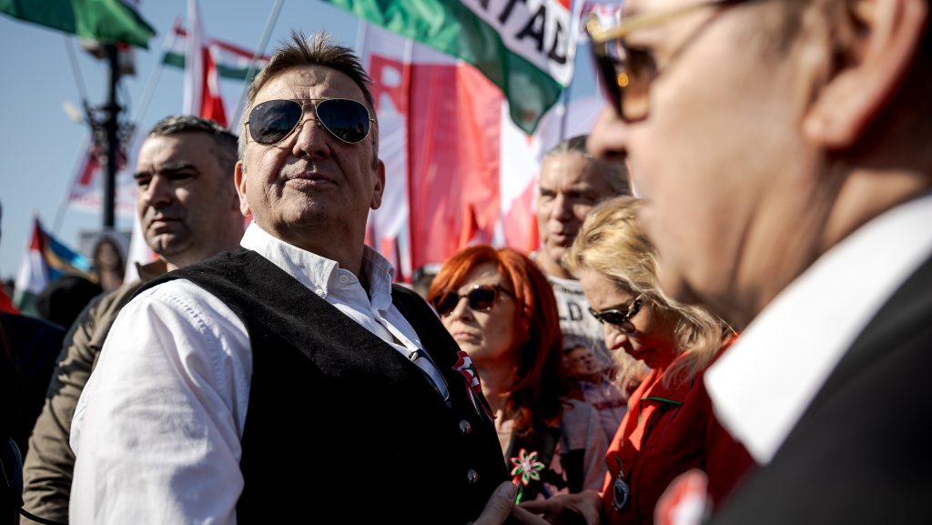 Bayer Zsolt mostantól szép hosszú cikkeket ígér, mindenféle durvaság nélkül