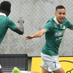 Ahmed Nadhir Benbouali (j), az ETO játékosának gólöröme a labdarúgó Fizz Liga 33. utolsó fordulójában játszott Kisvárda Master Good - ETO FC mérkőzésen a kisvárdai Várkerti Stadionban 2026. május 16-án. Mellette csapattársa Nfansu Njie.