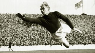 Bert Trautmann, a Manchester City kapusa a Wolverhampton elleni mérkőzésen 1951-ben.