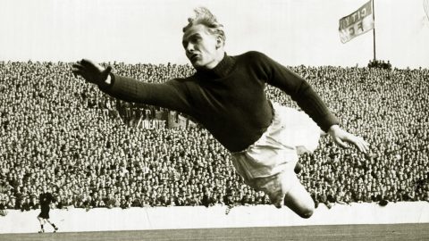 Bert Trautmann, a Manchester City kapusa a Wolverhampton elleni mérkőzésen 1951-ben.