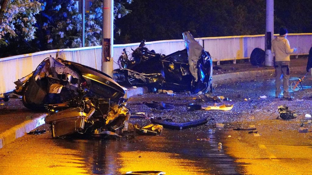 Három részre szakadt a Mercedes Szegeden, a Bertalan hídon, egy halott