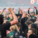 Borbély Balázst, a bajnok ETO vezetőedzőjét (k) ünneplik szurkolóik a labdarúgó Fizz Liga 33. utolsó fordulójában játszott Kisvárda Master Good - ETO FC mérkőzés után a kisvárdai Várkerti Stadionban 2026. május 16-án. Az ETO Győr FC nyerte a bajnokságot, miután 1-0-ra győzött a Kisvárda ellen.