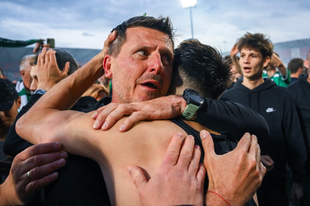Borbély Balázs, a bajnok ETO vezetőedzője ünnepel a labdarúgó Fizz Liga 33. utolsó fordulójában játszott Kisvárda Master Good - ETO FC mérkőzés után a kisvárdai Várkerti Stadionban 2026. május 16-án. Az ETO Győr FC nyerte a bajnokságot, miután 1-0-ra győzött a Kisvárda ellen.