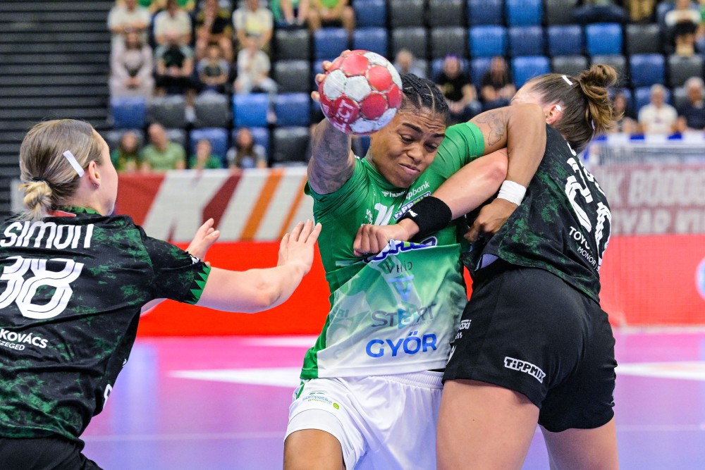 Bruna de Paula (), a Győr, valamint Simon Petra (b) és Márton Gréta (j), az FTC játékosa a Török Bódog női kézilabda Magyar Kupa négyes elődöntőjében játszott Győri Audi ETO KC - FTC-Rail Cargo Hungaria mérkőzésen.
