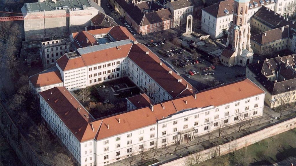 Korábbi otthonába költözik vissza a botrányosan bezárt Hadtörténeti Múzeum,...