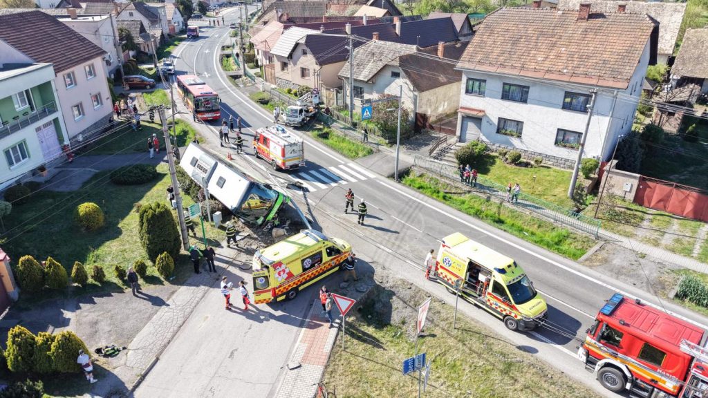 Buszbaleset Dobronynál: magyarok, lengyelek, ukránok és szlovákok utaztak a járművön