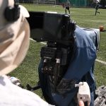 Kameraman a videobíró-rendszer (VAR, Video Assistant Referee) tesztelésén.