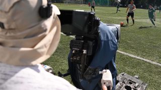 Kameraman a videobíró-rendszer (VAR, Video Assistant Referee) tesztelésén.