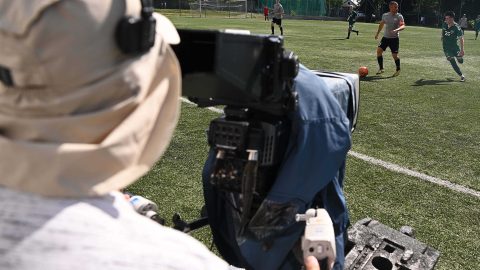 Kameraman a videobíró-rendszer (VAR, Video Assistant Referee) tesztelésén.