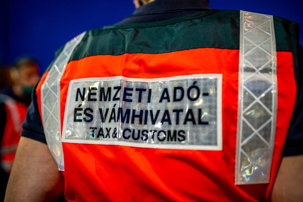 Számottevő szja-t igényelt vissza két ember, aztán a NAV ránézett az őket foglalkoztató cégre