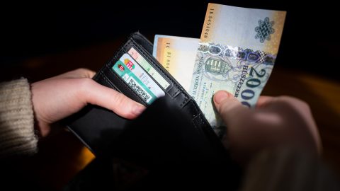 A nap száma: 432 ezer forint. Nettó medián kereset Magyarországon.