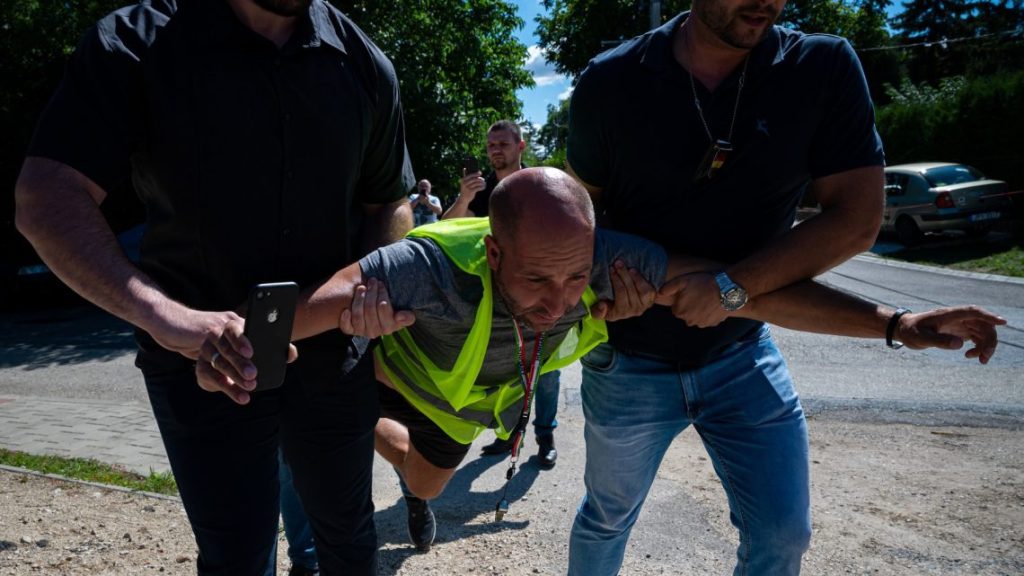 Elfogatóparancsot adtak ki Szabó Bálint ellen, ő pedig a parlamentnél fotózkodott