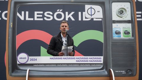 Tüntetés az MTVA-nál a TISZA párt és Magyar Péter szervezésében 2024-ben.