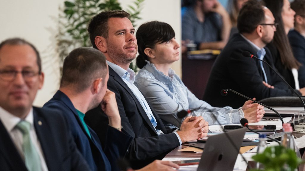 Hutiray Borbála veszi át Vitézy Dávid mandátumát a fővárosi közgyűlésben